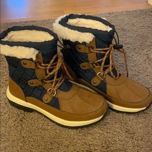 Like New Women’s Bearpaw Snow Boots